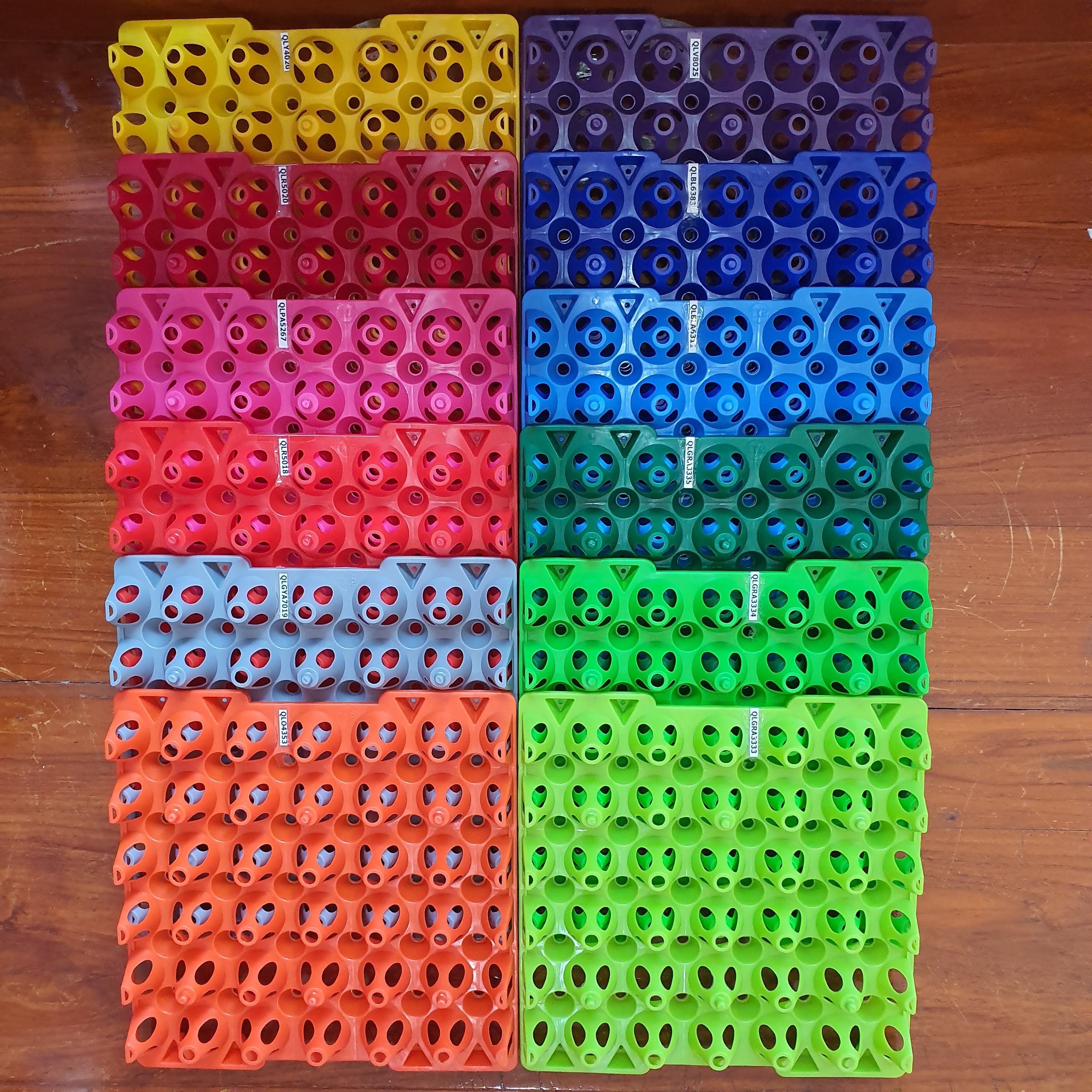 แผงไข่พลาสติกหลายสีและกระถางต้นไม้พลาสติก