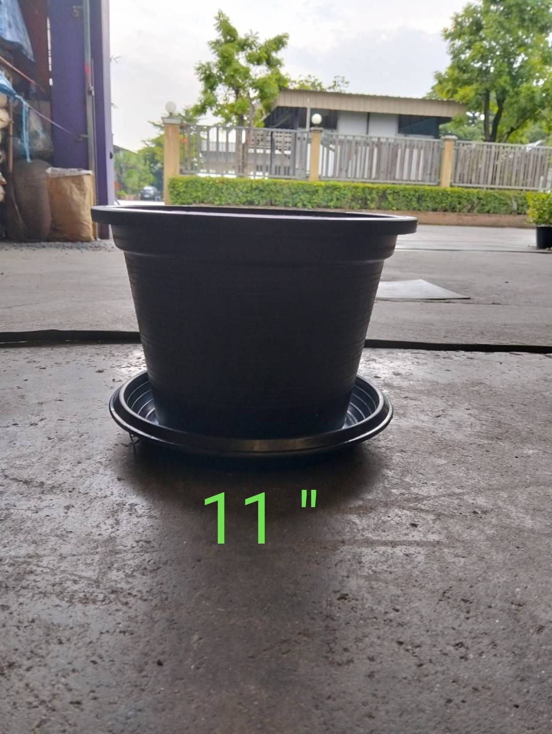 กระถางต้นไม้พลาสติก 11 นิ้ว